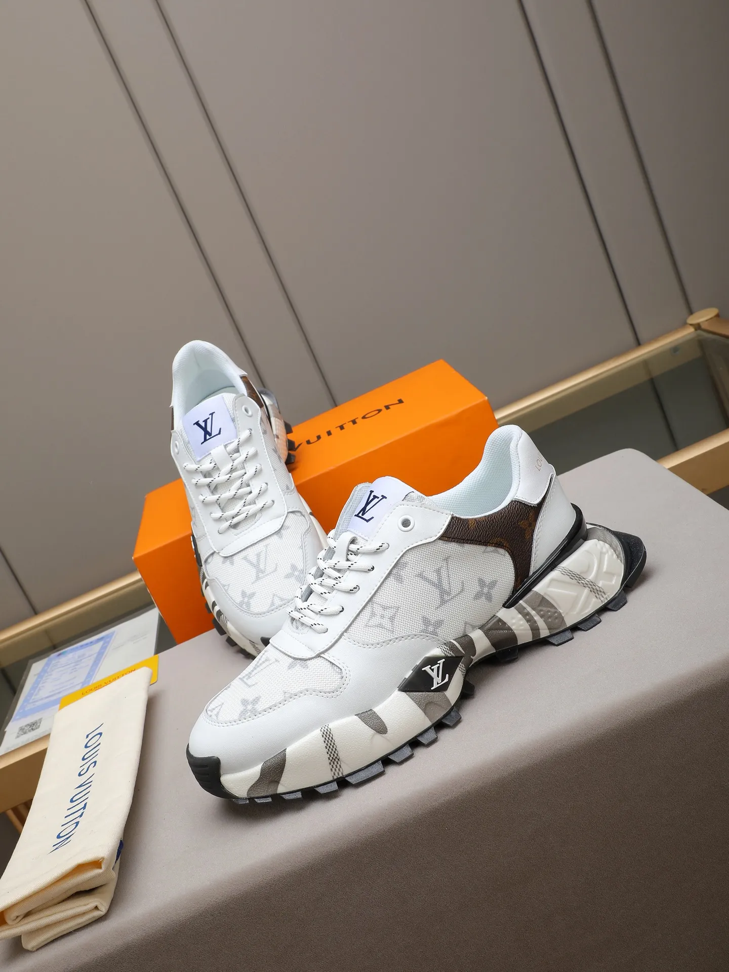 Men's shoes 💰440 [LV] Casual sports shoes, breathable and comfortable, easy to walk, a versatile style for trendy men, Versace special materials and calfskin ➕ breathable mesh lining ➕ popular printed outsole, sports and running style, super comfortable. Code number 38-44 (45 customized)